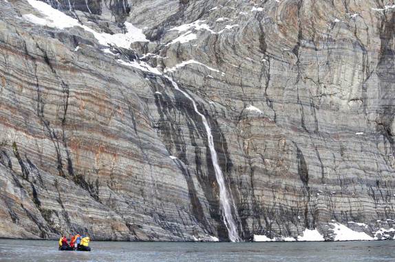 Um zodiac se aproxima de uma cascata em Gold Harbour, na Geórgia do Sul